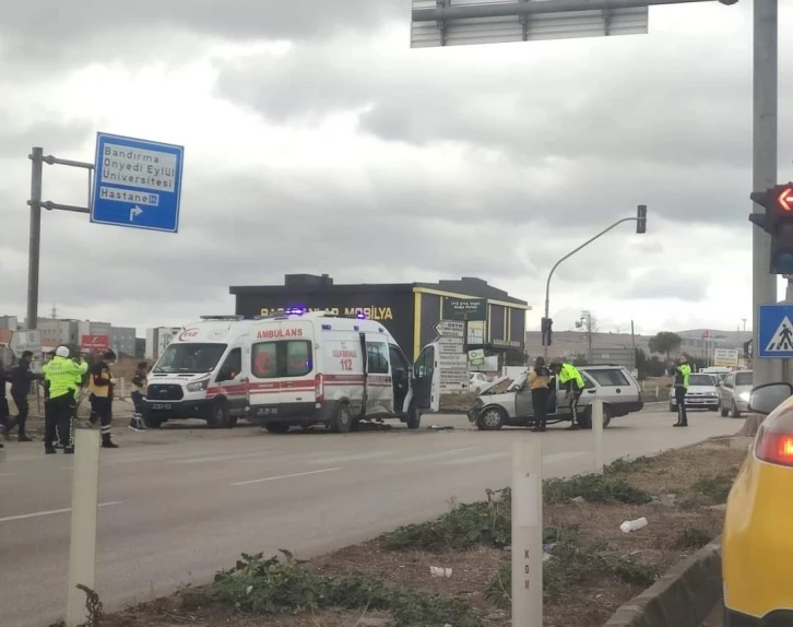 Ambulans ile otomobil çarpıştı: 3 yaralı
