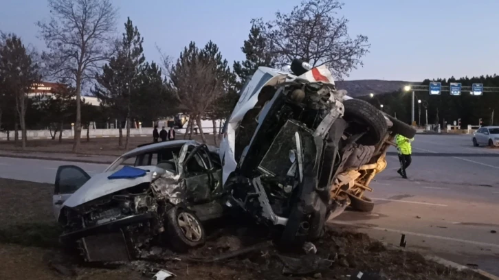 Ambulans ile otomobilin çarpıştığı kaza güvenlik kamerasına yansıdı
