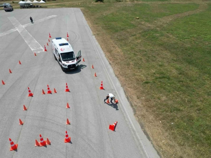 Ambulans sürüş eğitimcilerine güvenli sürüş eğitimi verildi
