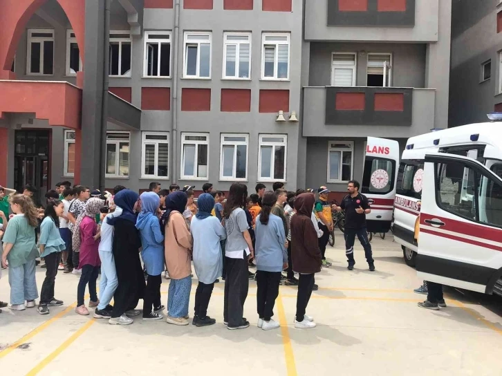 Ambulans ve sağlık hizmetleri öğrencilere tanıtıldı
