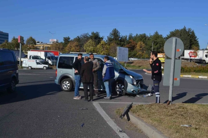 Ambulansla hafif ticari araç çarpıştı: 2 sağlık görevlisi yaralandı
