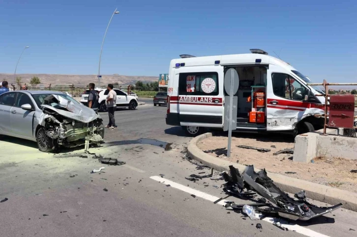 Ambulansla otomobil çarpıştı: 3’ü sağlık personeli 6 yaralı
