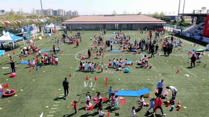 Ana okullarına ücretsiz spor malzemesi dağıtıldı
