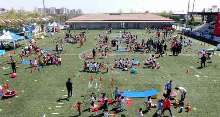 Ana okullarına ücretsiz spor malzemesi dağıtıldı