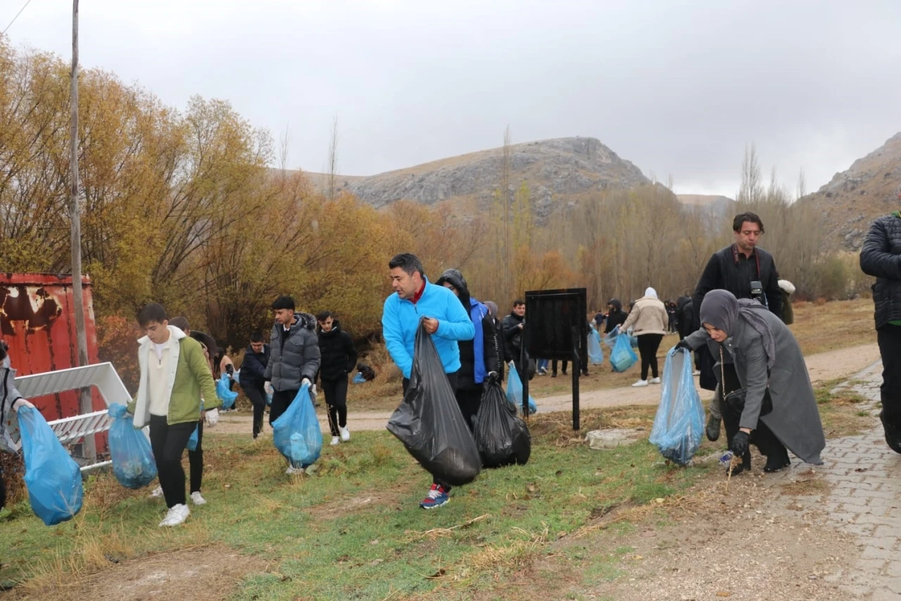 Anadolu’nun nazar boncuğunun çevresini yağmur altında temizlediler
