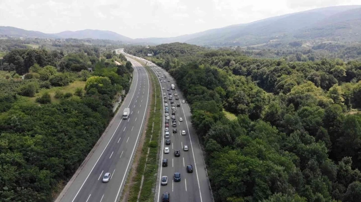 Anadolu Otoyolu’nda tatilci yoğunluğu trafiği durma noktasına getirdi
