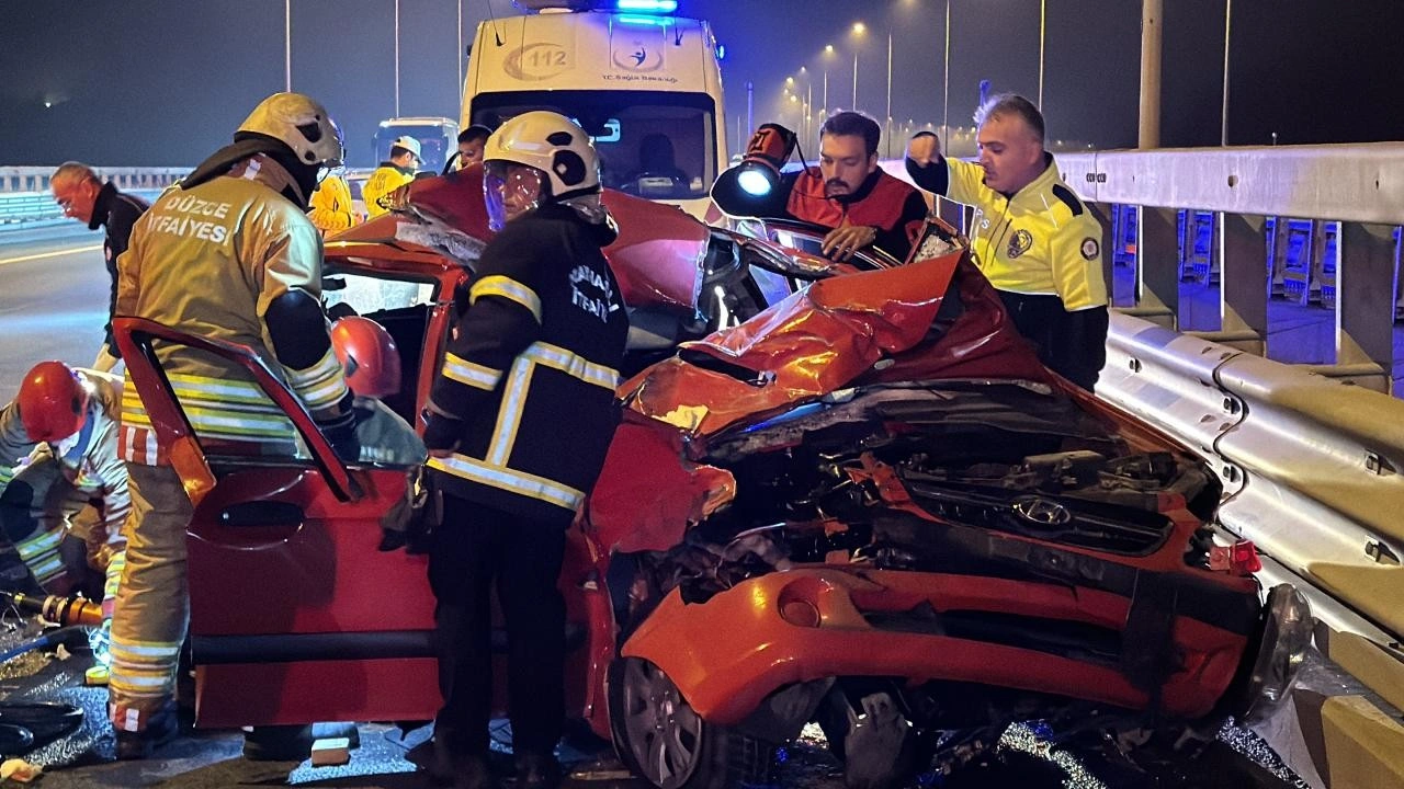 Anadolu Otoyolu'nda tıra çarpan otomobildeki 4 kişi yaralandı