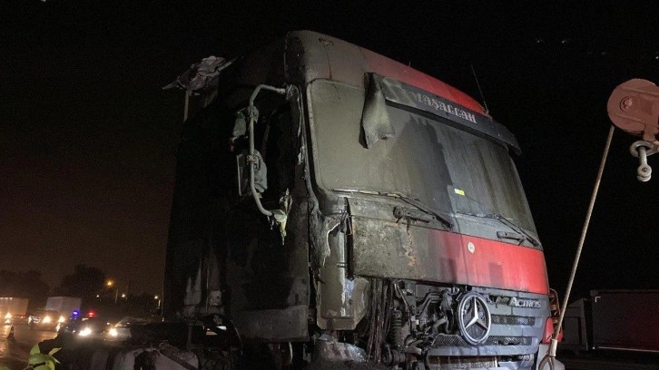 Anadolu Otoyolu'nda tır yandı, ulaşım aksadı