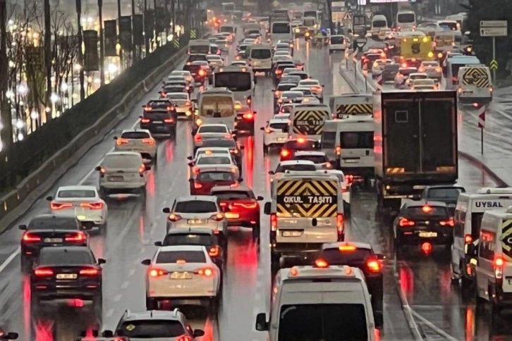 Anadolu Yakası'nda yağmur sonrası trafik yoğunluğu yaşandı