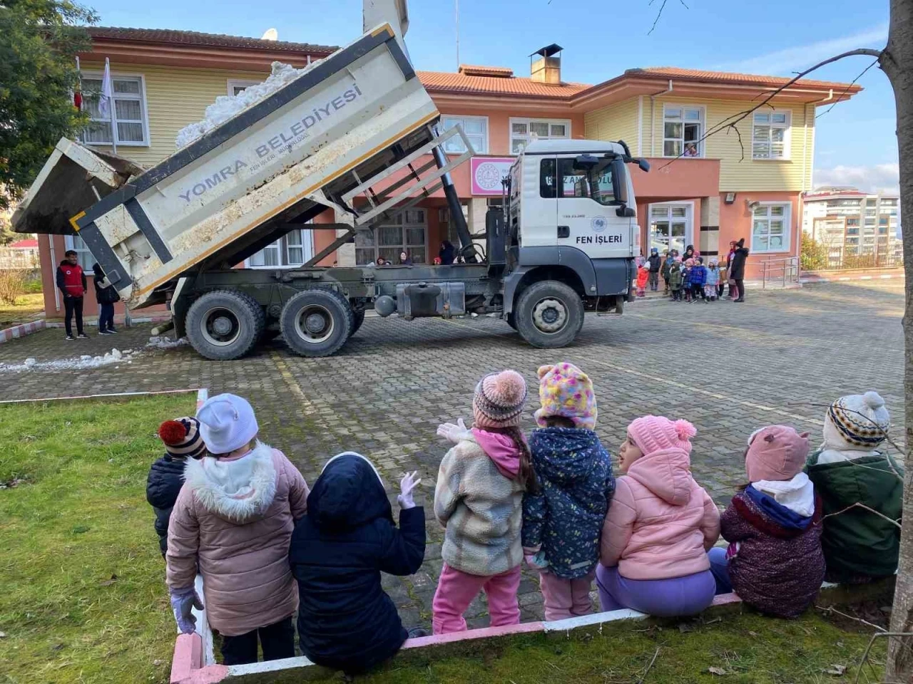 Anaokulu öğrencileri için kamyonla kar getirdiler
