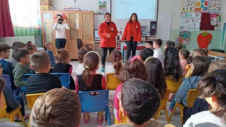 Anaokulu öğrencilerinden Kızılay’a kırtasiye malzemesi desteği
