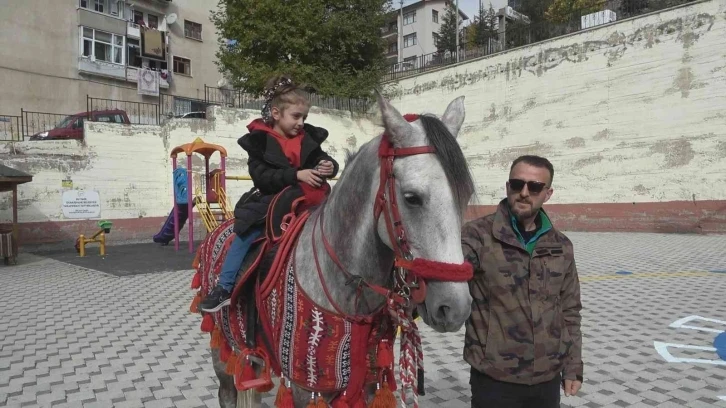 Anaokulu öğrencilerine hayvan sevgisini atlarla aşıladılar
