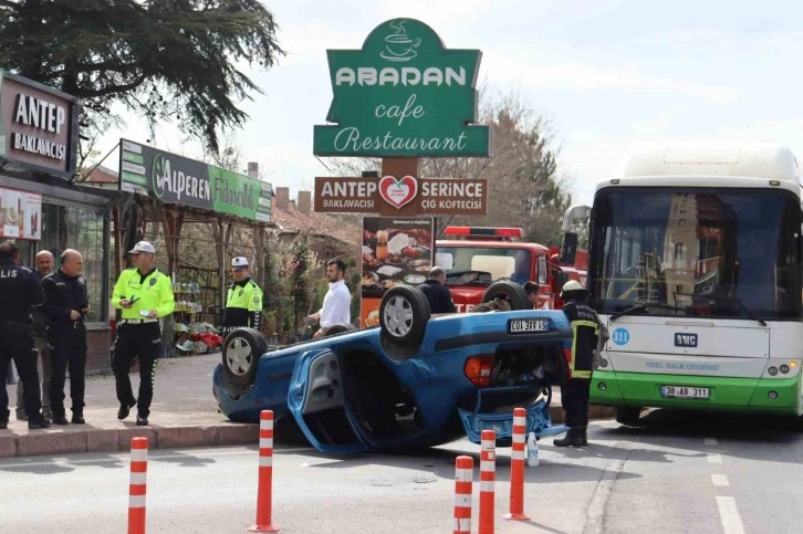 Ani Manevra Yapan Otomobil Halk Otobüsüne Çarptı