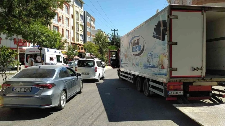 Aniden açılan kapıya çarpan motosiklet sürücüsü yaralandı
