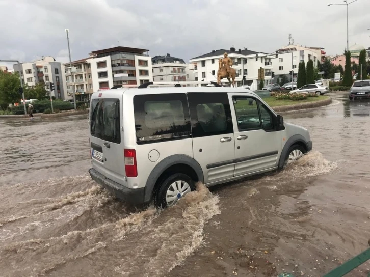 Aniden bastıran sağanak yağış günlük hayatı adeta felç etti
