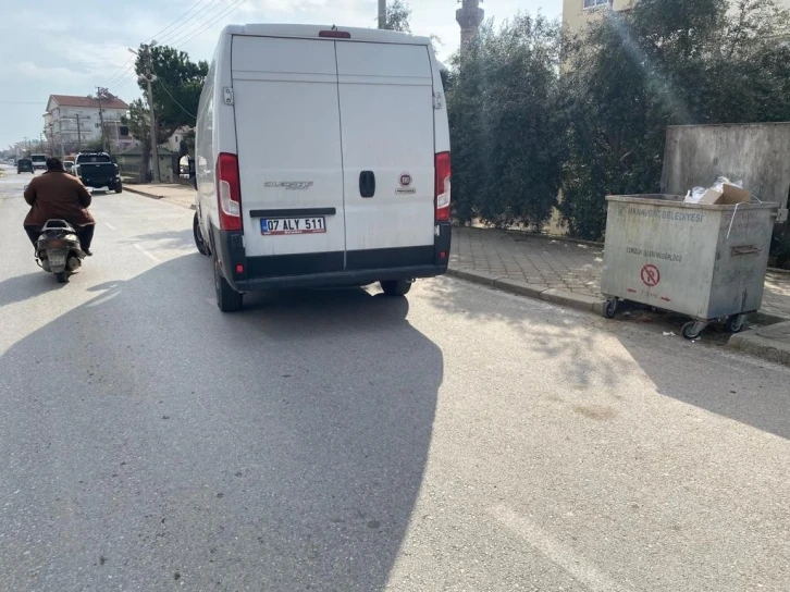 Aniden hareket eden minibüs motosiklete çarptı
