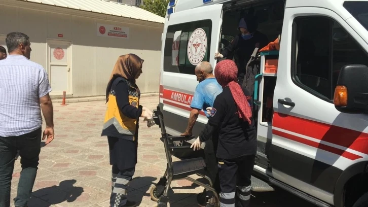 Anız yangınında dumandan etkilenen çiftçi hastaneye kaldırıldı
