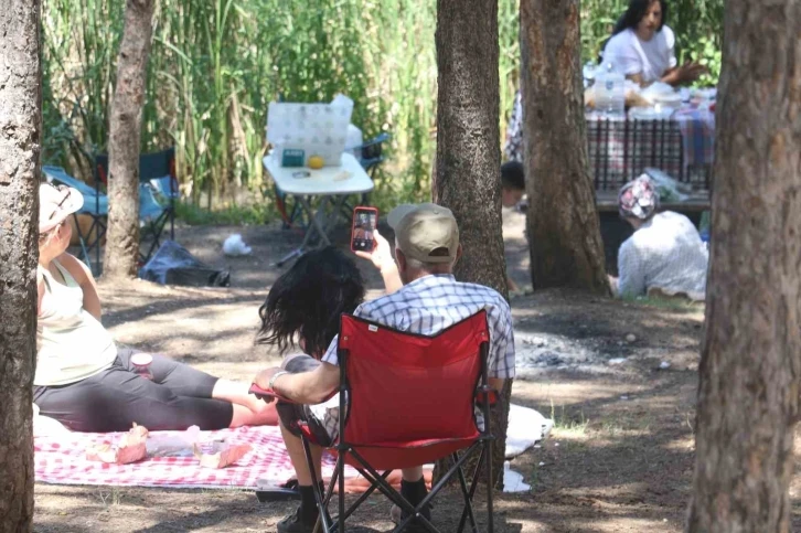 Ankara boşaldı, kalanlar piknik alanlarına kaçtı
