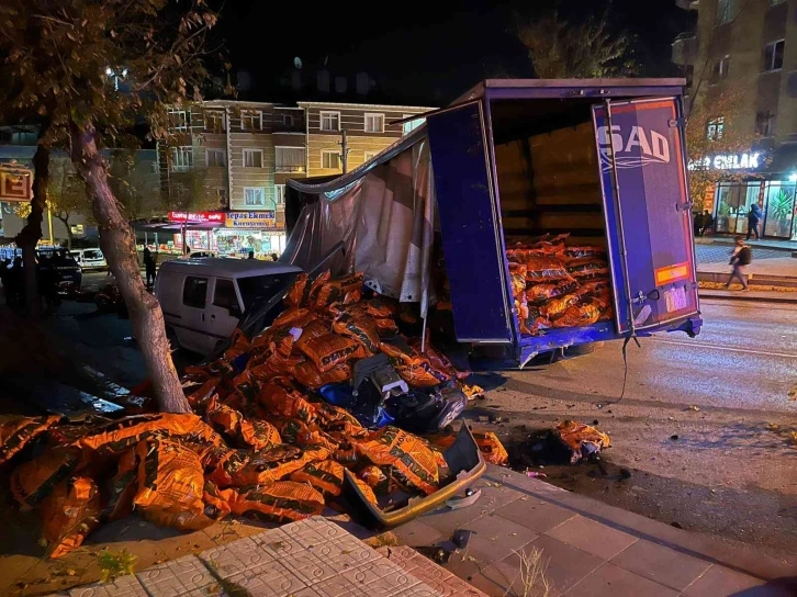 Ankara’da freni boşalan TIR park halindeki 3 araca çarptı
