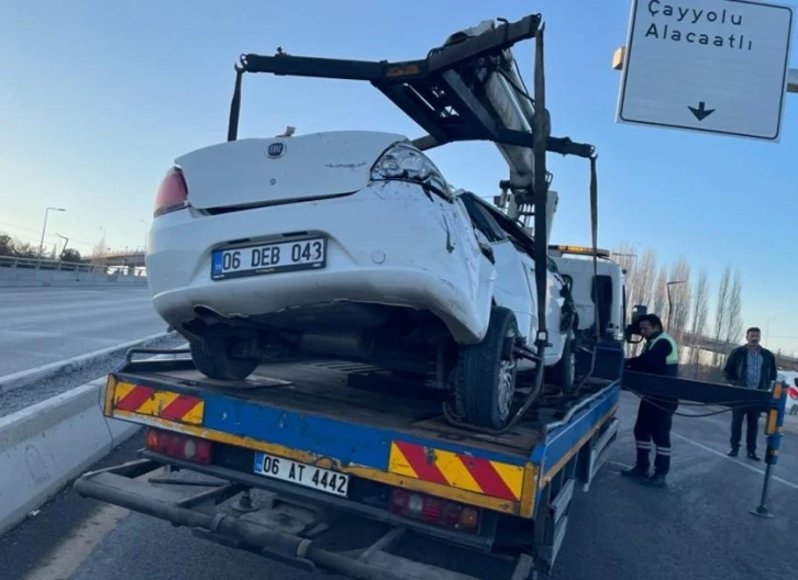 Ankara’da kontrolden çıkan otomobil karşı şeride uçtu: 1’i ağır 3 yaralı
