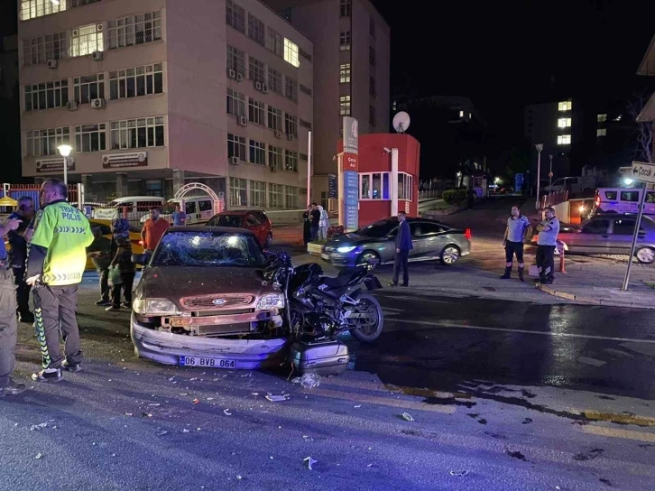 Ankara’da motosiklet otomobile ok gibi saplandı: 2 yaralı
