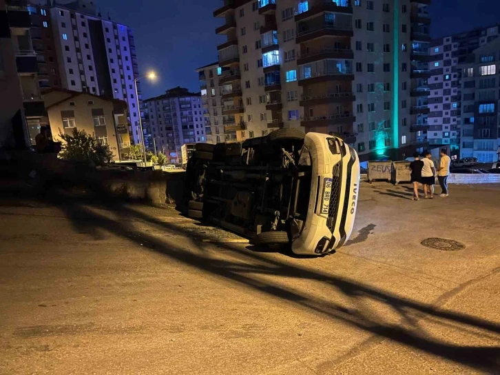 Ankara’da servis aracı devrildi
