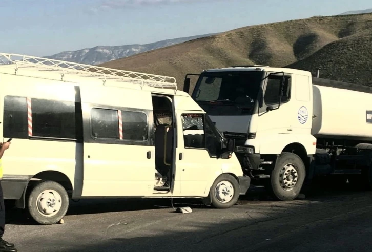 Ankara’da tarım işçilerini taşıyan minibüs su tankeri ile çarpıştı: 8 yaralı
