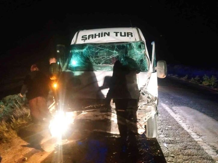 Ankara’da traktör ile servis minibüsü çarpıştı: 7 yaralı
