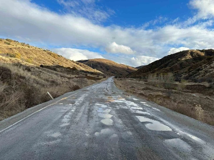 Ankara’da vatandaşlar bozuk yola tepki gösterdi
