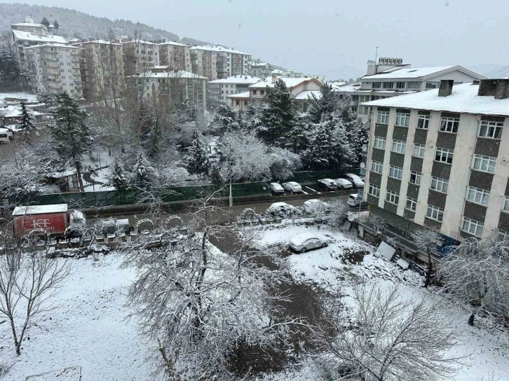 Ankara’nın Kızılcahamam ilçesinde kar yağışı etkili oluyor
