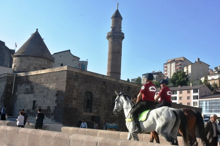 Ankara ve Van polis atlı birlikleri Bitlis’in tarihi sokaklarında devriye attı
