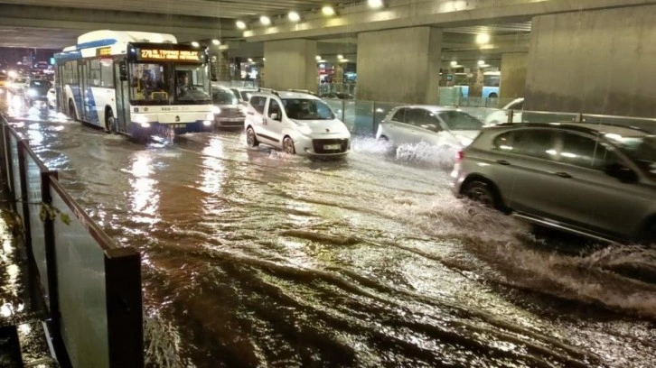 Ankara'da kuvvetli yağmur! Yolları su bastı