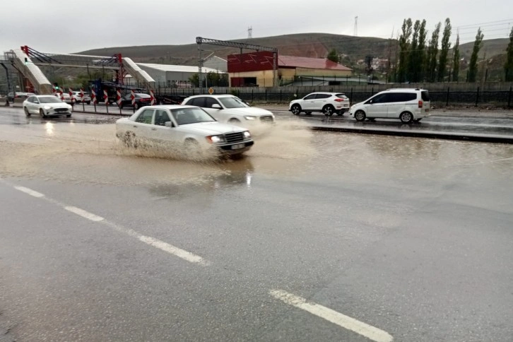 Ankara’da şiddetli yağış sürücülere ve vatandaşlara zor anlar yaşattı