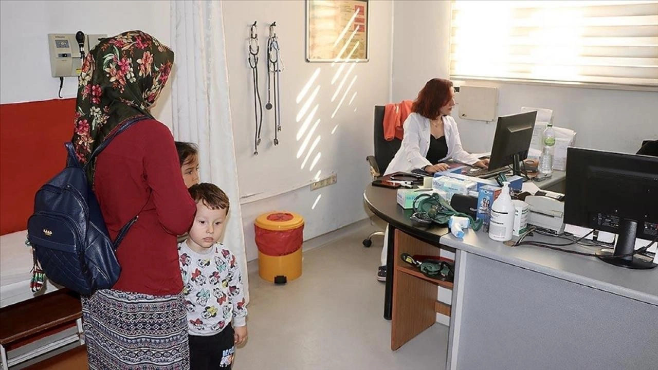 Anne babasının çalıştığı hastaneye doktor olarak atandı