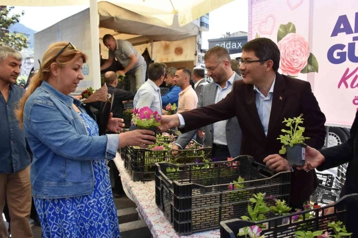 Annelerin çiçeği Başkan Çelik’ten
