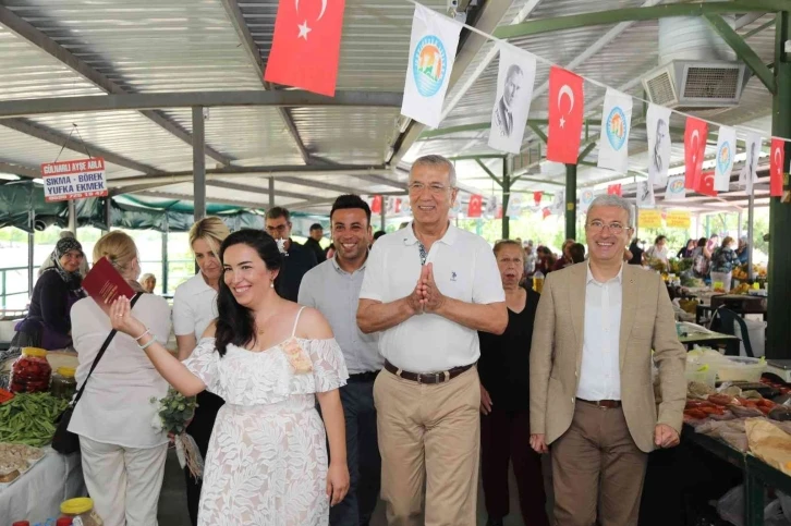 Annelerinin tezgah açtığı pazarda nikah kıydırdılar
