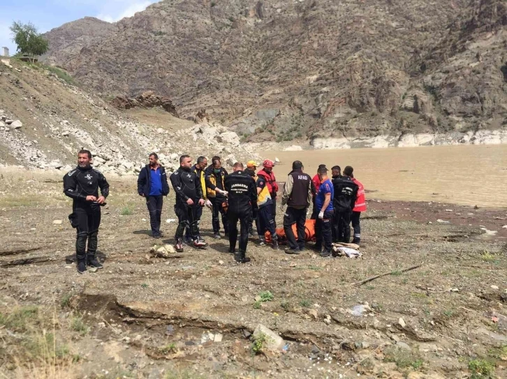 Annenin cesedine ulaşıldı, babayı arama çalışmalarına devam ediliyor
