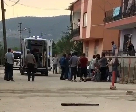 Annesiyle tartışan babasını öldürdü, komşunu yaraladı
