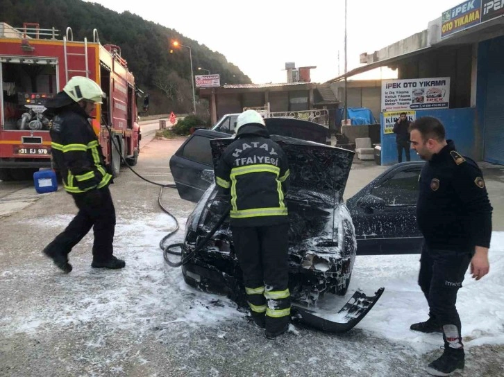 Antakya'da Araç Alev Aldı, Maddi Hasar Oluştu