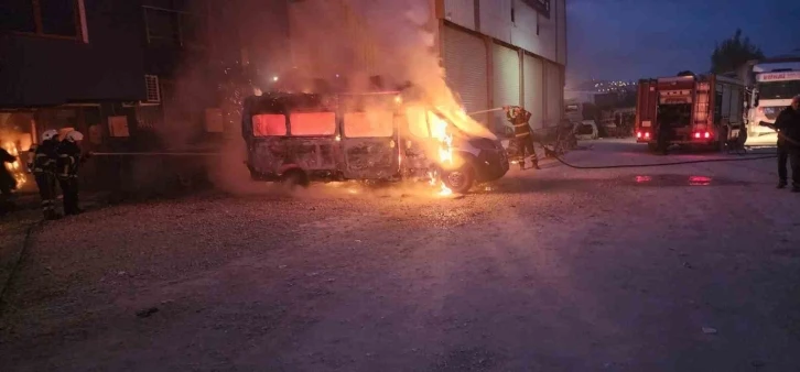 Antakya’da park halindeki minibüs alevlere teslim oldu
