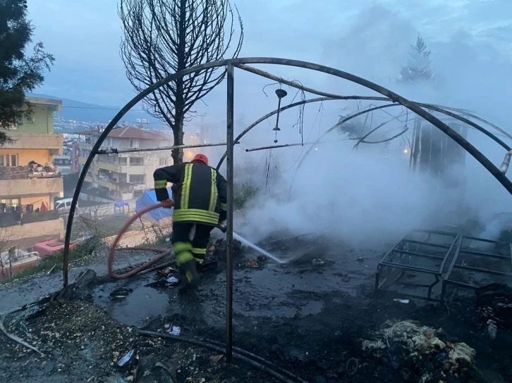 Antakya’da yanan çadır kullanılmaz hale geldi
