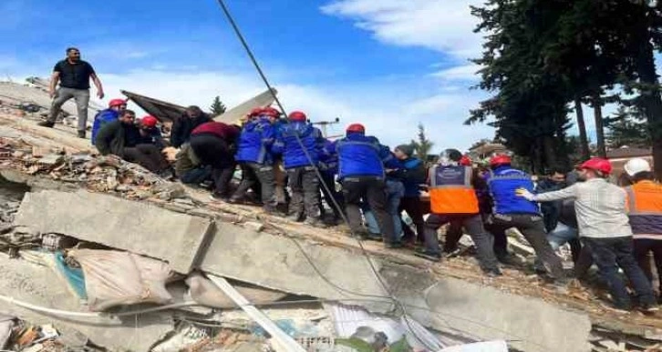 Antakya’da 35 saat sonra 2 kişi enkazdan sağ olarak çıkarıldı