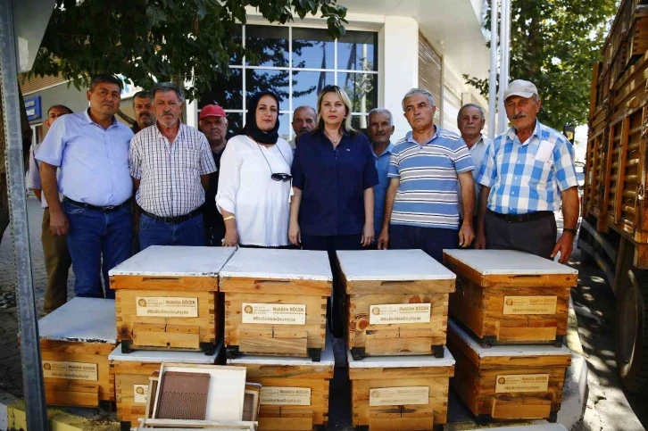 Antalya Büyükşehir’den arıcıya kovan desteği
