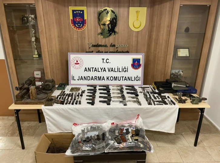 Antalya’da 22 adet ruhsatsız tabanca ele geçirildi
