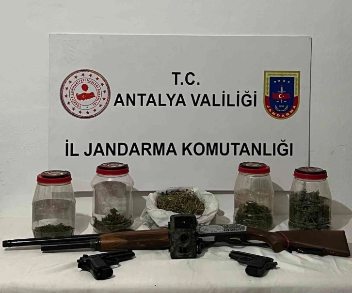 Antalya’da 900 gram esrar ele geçirildi
