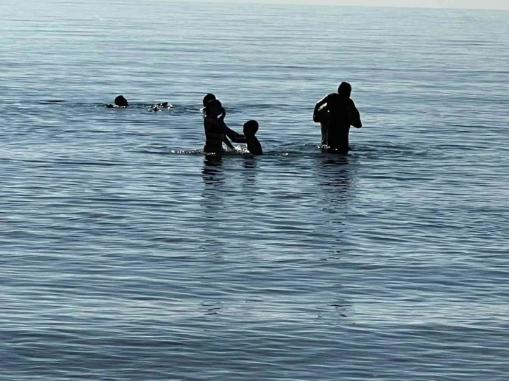 Antalya’da aralık ayının ortasında deniz keyfi
