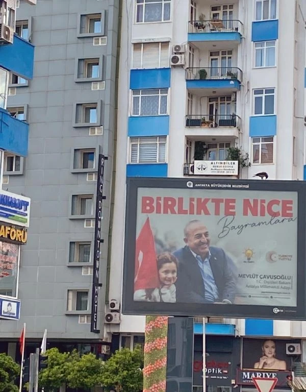 Antalya'da Çavuşoğlu'nun bayraklı afişleri kaldırıldı