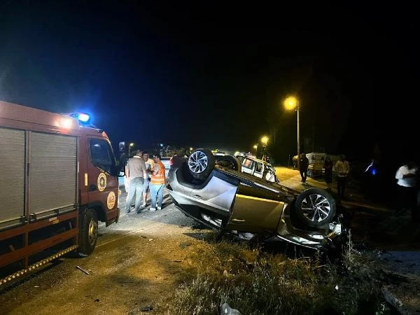 Antalya'da cip ile hafif ticari araç çarpıştı; 2 ölü, 1 yaralı