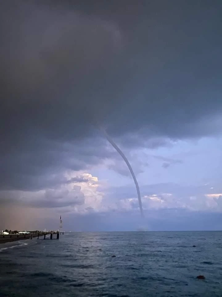 Antalya’da denizde oluşan hortum karaya çıkmadan kayboldu
