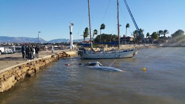 Antalya'da fırtına; ağaçlar devrildi, tekne battı